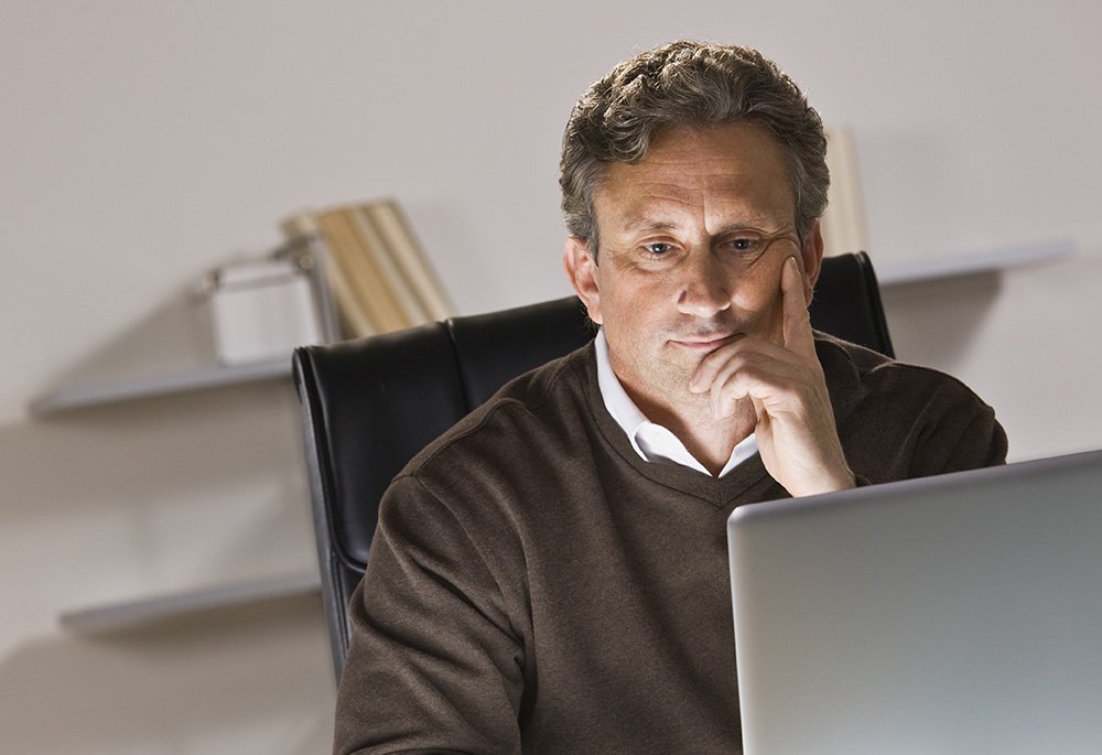 homme derrière un ordinateur